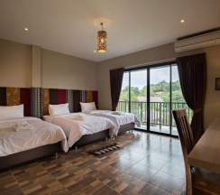 Трёхместный семейный номер Standard с балконом в Thanburi Resort