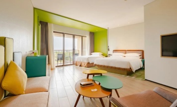 Четырёхместный номер Kid Theme Premium с видом на бассейн в Holiday Inn Resort Sanya Bay by IHG