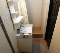 205 - Трехместный номер с балконом и боковым видом на море в Азов Инн