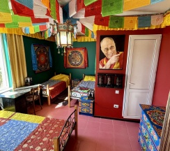 Кровать в 4-местном общем номере Будда в Дом Радости