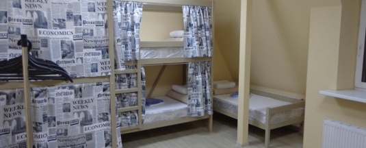 Кровать в 8-местном общем мужском номере в Рус