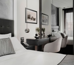 Двухместный номер Comfort с балконом двуспальная кровать в No15 Ermou Hotel