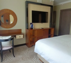 ЛЮКС БИЗНЕС-КЛАССА С БОЛЬШОЙ КРОВАТЬЮ (KING SIZE) И ДОСТУПОМ В БАР-ГОСТИНУЮ в Doubletree by Hilton Tyumen