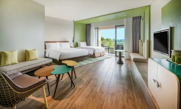 Четырёхместный номер Kid Theme Premium с видом на бассейн в Holiday Inn Resort Sanya Bay by IHG