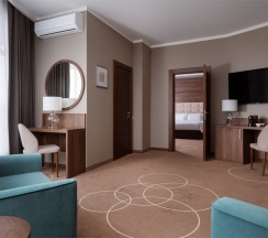 Номер Family Room с большой двуспальной, кресло-кроватью и диван-кроватью в Movenpick Resort&SPA Anapa Miracleon