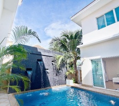 Вилла с балконом в Tropicana Pool Villa