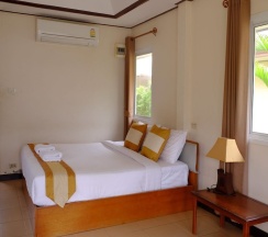 Двухместное бунгало с балконом двуспальная кровать в Fah Talay Resort