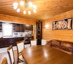 Коттедж с балконом и с красивым видом из окна в Филин дом