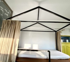 Кровать в общем номере с балконом в Bayhouse Hostel Penghu