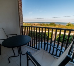 23 - Трехместный номер с балконом и прямым видом на море в Азов Инн
