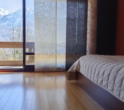 Коттедж с балконом и с красивым видом из окна в Солнечный