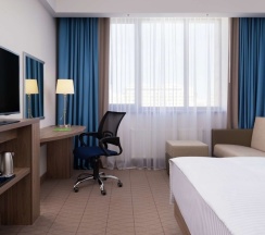Двухместный семейный номер двуспальная кровать в Hampton by Hilton Astana Triumphal Arch