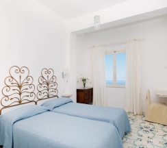 Трёхместный номер Standard с балконом и с видом на море односпальная кровать в Hotel Pupetto