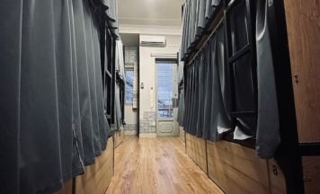 Кровать в общем номере с балконом в Alleyway Hostel - Adults Only