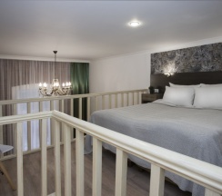 Loft Lux Red с балконом (1 двуспальная кровать + 1 большой диван) 2+3 человека в Loft&Home Apartments