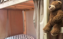 Кровать в 8-местном общем мужском номере в Плюшевый Мишка