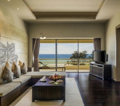 Двухместный люкс Superior с видом на море двуспальная кровать в Pullman Phuket Karon Beach Resort ex. Hilton Phuket Arcadia Resort