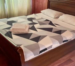 Двухместный домик с балконом двуспальная кровать в Гостевой дом