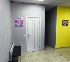 Кровать в общем номере с видом на внутренний двор в Хостел на Геологов