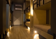 Кровать в общем номере в Bed Box Khaosarn Hostel