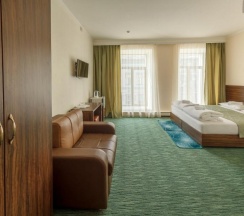 Двухместный Стандартный номер с двуспальной кроватью и дополнительным местом в Алмаз