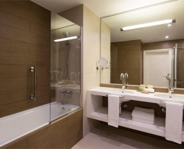 Люкс семейный с одной спальней с двуспальной кроватью (Queen size) и видом в DoubleTree by Hilton Moscow-Vnukovo Airport