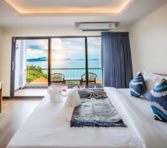 Двухместный номер Deluxe с балконом и с видом на море двуспальная кровать в Samui Bayview Resort & Spa