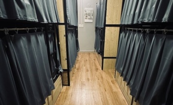 Кровать в общем номере с балконом в Alleyway Hostel - Adults Only