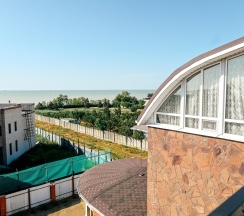 Люкс двухкомнатный с балконом (c завтраком) в Лилия