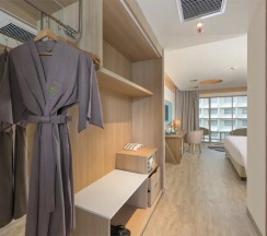 Двухместный номер Premier с балконом двуспальная кровать в Andaman Embrace Patong
