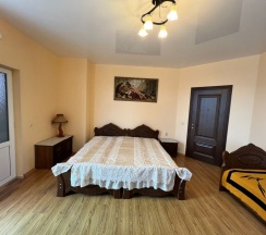Трёхместный номер Comfort с балконом в Некрасовка