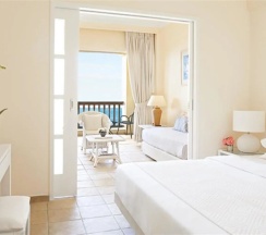 Номер семейный с частичным видом на море в Grecotel Marine Palace & Aqua Park