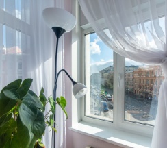 Видовая комната с эркером и балконом на Невский проспект в Октавиана