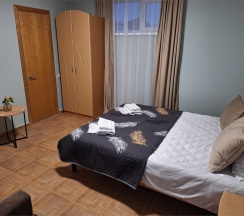 УЮТНЫЙ 11 ТРЕХМЕСТНЫЙ НОМЕР С ДВУСПАЛЬНОЙ КРОВАТЬЮ, ОДНОМЕСТНЫМ ДИВАН НА 3 ЭТАЖЕ в Цитрус