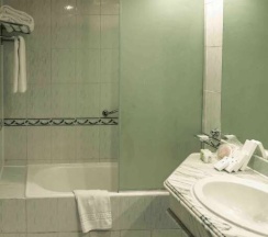 Люкс с видом на бассейн в Курортный отель Grand Oasis Resort