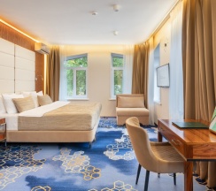 Апартаменты до 3 гостей с видом на город в V Hotel&Rooftop lounge