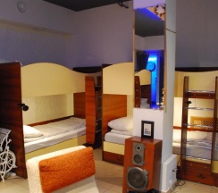 Кровать в общем номере (Без окна) в Royal