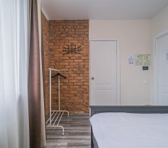 Номер улучшенный с 1 двуспальной кроватью в Hot Place Guest House