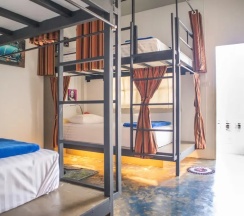 Кровать в общем номере в OYO 617 Tira Hostel chalong Phuket