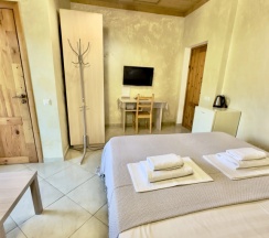 Двухместный номер Superior с балконом и с частичным видом на море двуспальная кровать в Green line