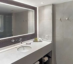 Четырёхместный номер Standard 2 отдельные кровати в Hotel Bonaventure Montreal
