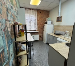 Кровать в 8-местном общем номере (Сиреневый) в Гости в гости