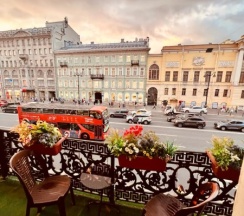 Двухкомнатный номер с балконом на Невский проспект в Premiere hotel