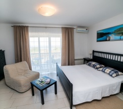 23 - Трехместный номер с балконом и прямым видом на море в Азов Инн