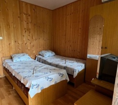 Двухместный коттедж с балконом и с красивым видом из окна двуспальная кровать в Нэла
