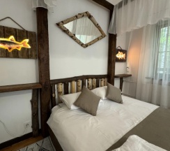 Двухместный полулюкс с балконом и с красивым видом из окна двуспальная кровать в Rybinka