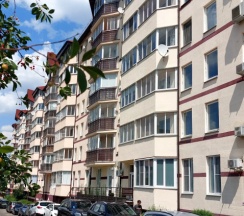 Апартаменты с балконом и с красивым видом из окна в Апартаменты в центре с тремя спальнями на Червякова 55 рядом с парком Победы