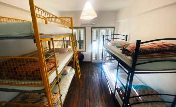 Кровать в общем номере с балконом и с красивым видом из окна в Lima Sol House - Hostel