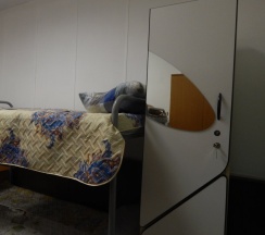 Кровать в общем номере с красивым видом из окна в Унисон