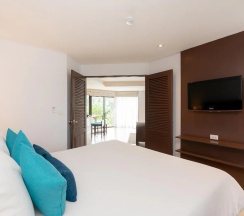 Двухместный люкс c 1 комнатой с балконом двуспальная кровать в Dewa Phuket Resort & Villas